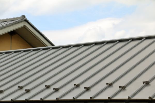 屋根カバー工法とは？メリットやおすすめの屋根材をご紹介

