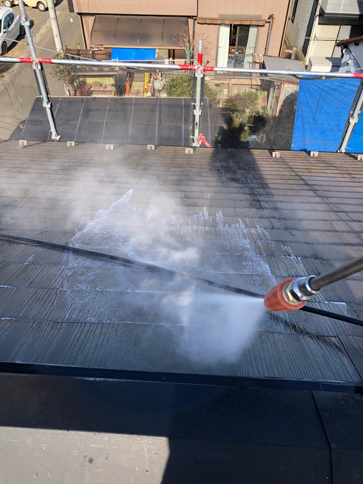 埼玉県さいたま市　屋根の高圧洗浄　足場にはメッシュシートを張って飛散防止をします！