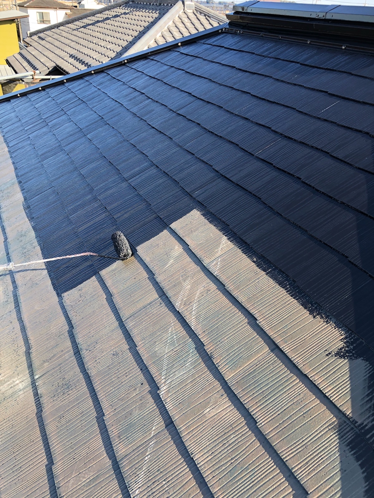 埼玉県さいたま市　屋根の塗装が完了しました！　屋根塗装のメリットを解説！【屋根の中塗り〜上塗り】