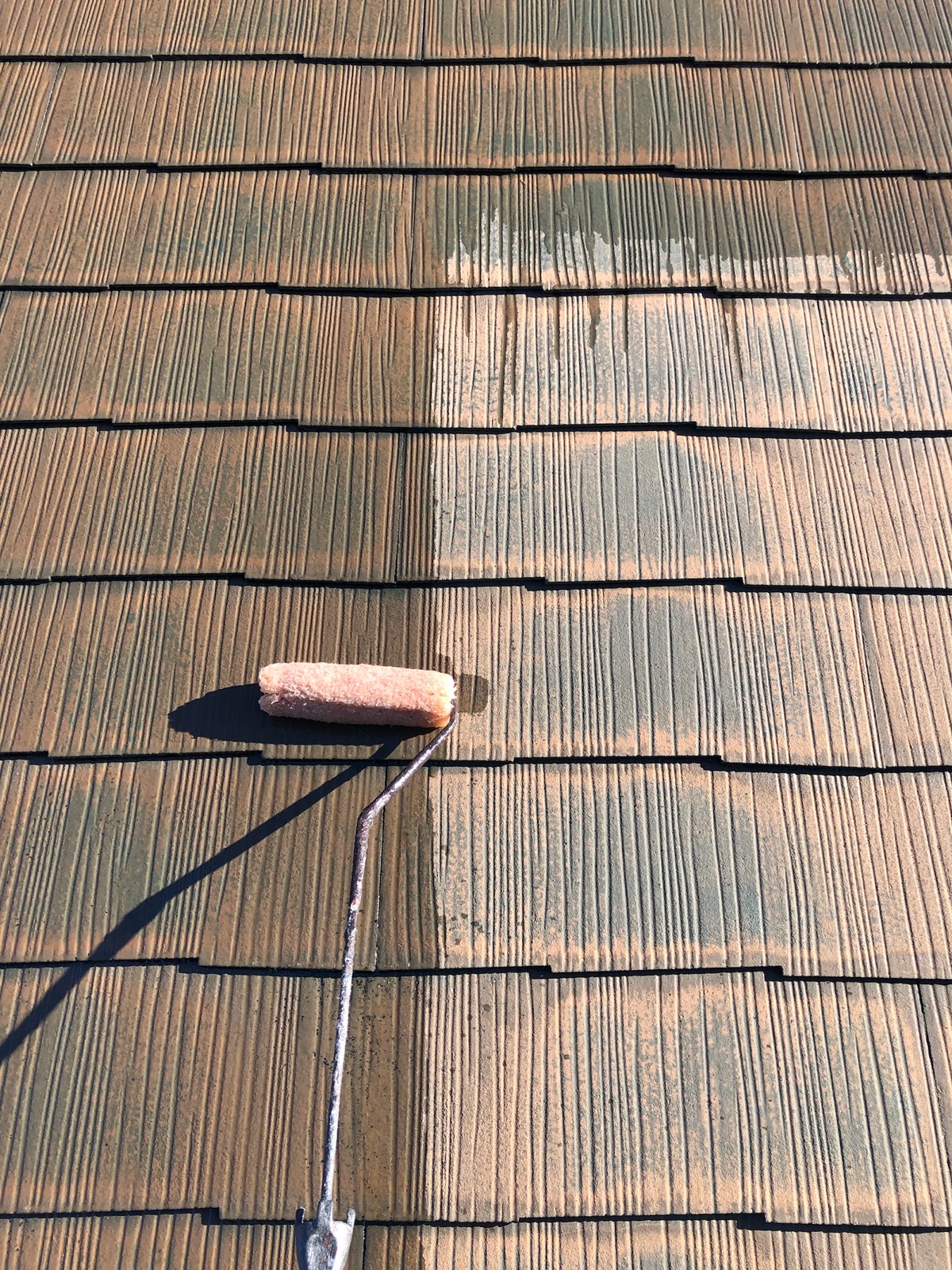 埼玉県さいたま市　スレート屋根の下塗り　ひび割れがは事前に補修をしましょう！