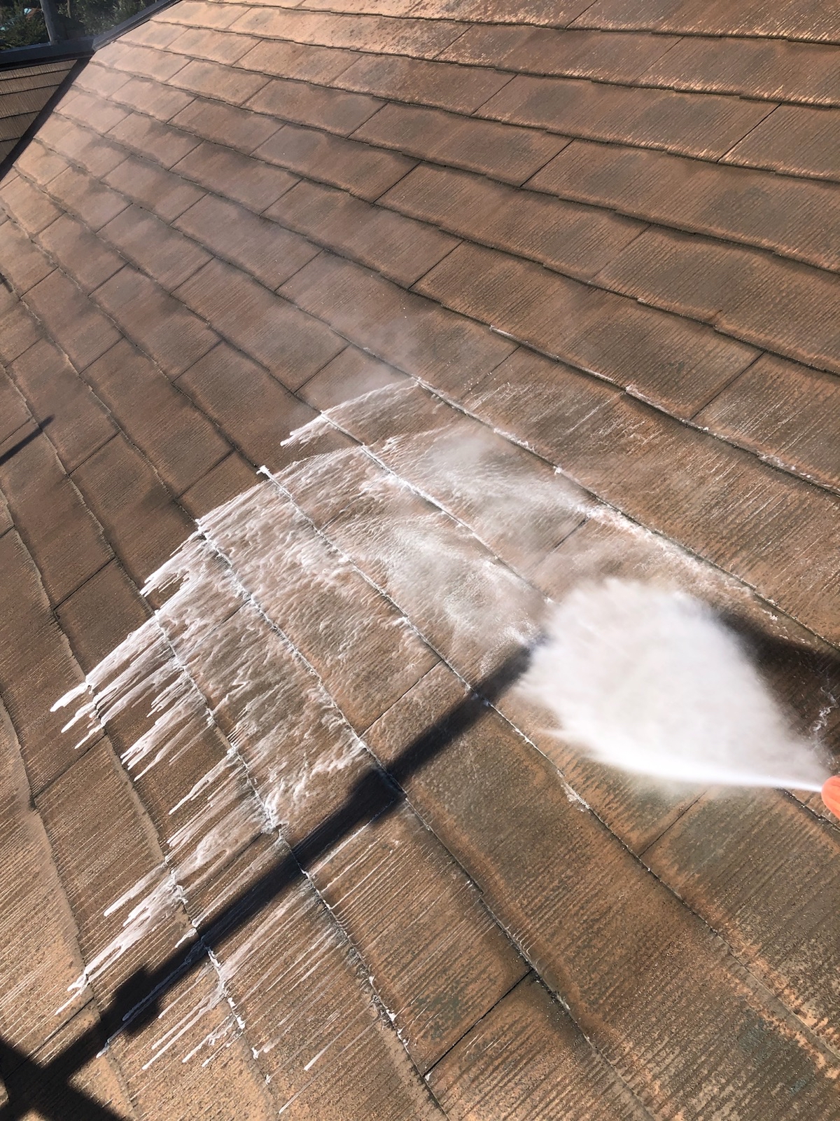 埼玉県さいたま市　屋根の高圧洗浄　足場にはメッシュシートを張って飛散防止をします！