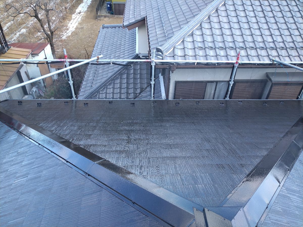 埼玉県さいたま市　雪止めと棟板金の塗装　錆は美観性低下の原因に！