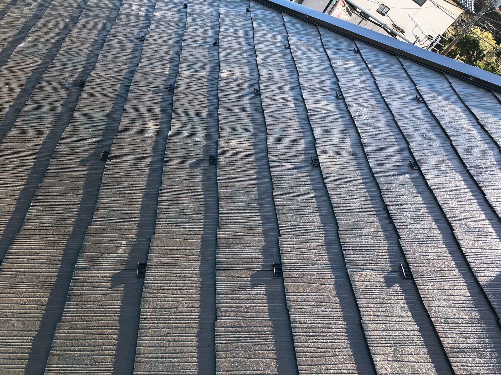 埼玉県さいたま市　タスペーサー設置　屋根塗装は縁切りを忘れずに！【屋根塗装を行うときは正しい施工がされているかよく確認しましょう】