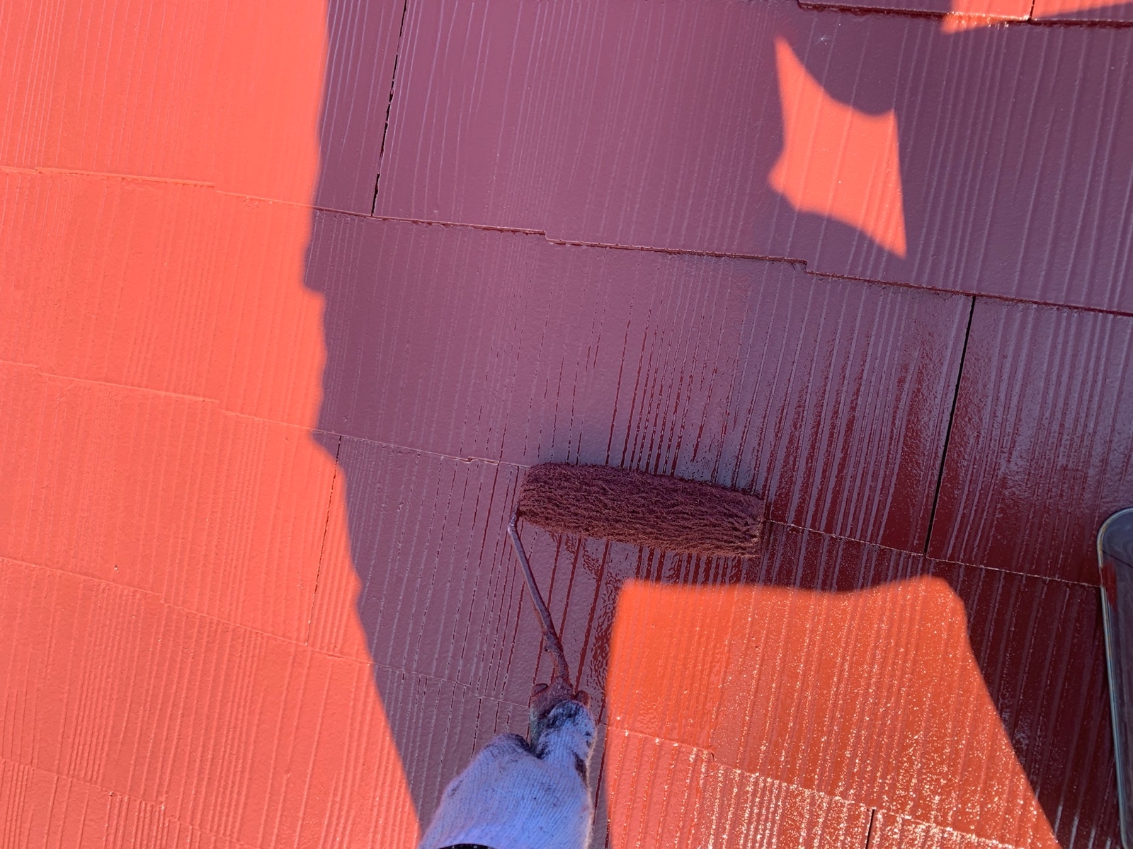 埼玉県さいたま市　外壁・屋根塗装工事　屋根の中塗り〜上塗り　屋根の色も外壁と同じくらい重要！