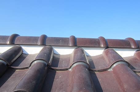 経年劣化した漆喰を補修し、瓦屋根を健全に保つ