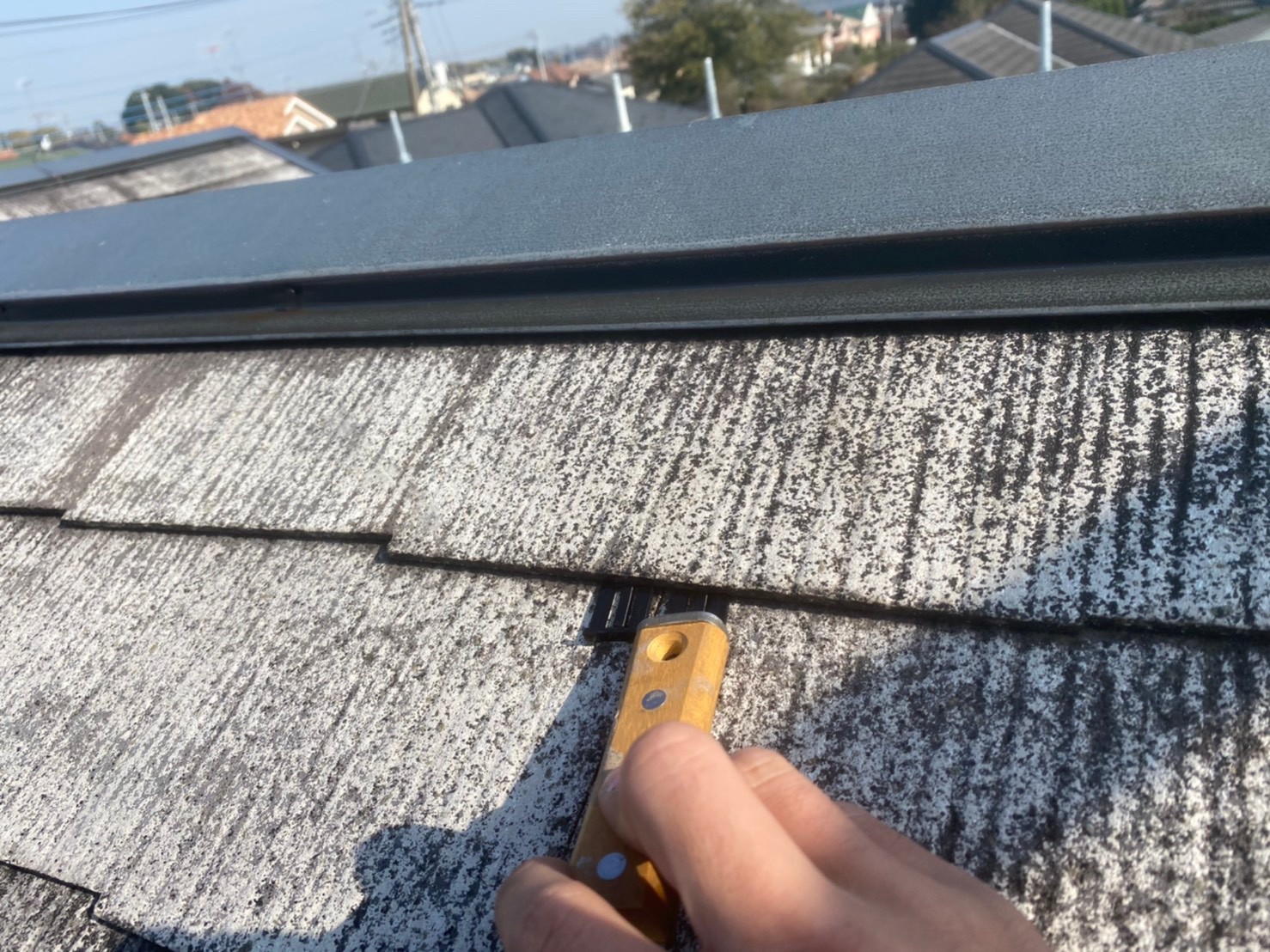 スレート屋根の塗装で使うタスペーサーとはどんな部材？