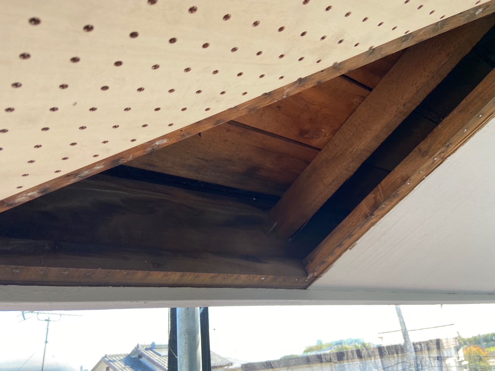 軒天井は湿気がこもり、傷みやすい！劣化原因と対策方法