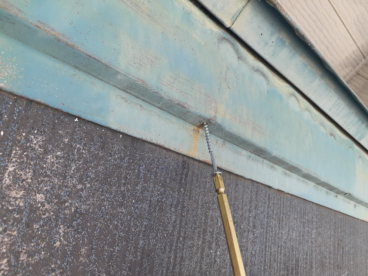 台風シーズンは棟板金の被害に注意！屋根板金の予防対策