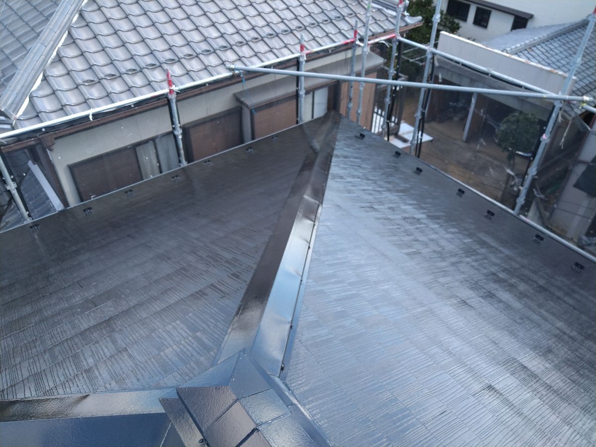台風シーズンは棟板金の被害に注意！屋根板金の予防対策