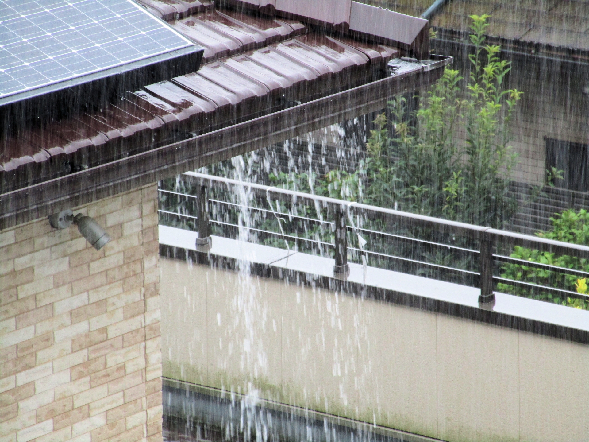 雨樋も塗装が必要？雨樋を塗装するメリットと塗装するポイント