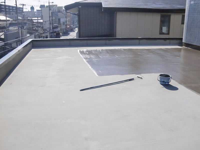 水がドレンに流れるようにわずかに傾斜をつけてはいますが、