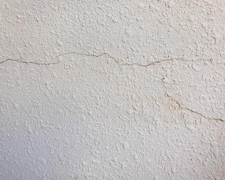 外壁にクラックが発生する原因とは？
