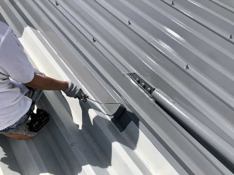 金属屋根塗装の手順と失敗しないための重要ポイント