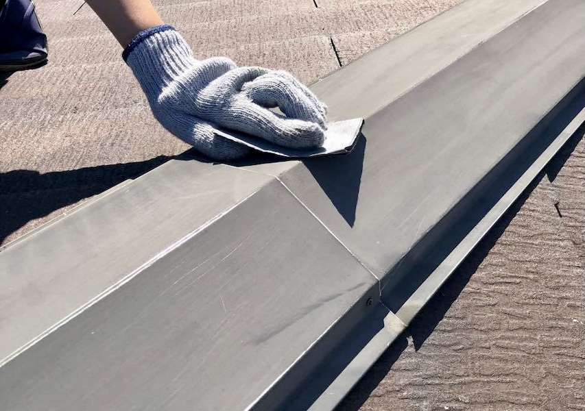 金属屋根塗装の手順と失敗しないための重要ポイント