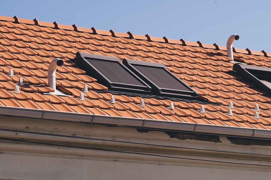 天窓（トップライト）から雨漏りする原因と放置するリスク、メンテナンス方法を解説