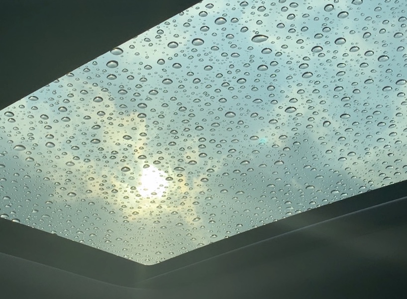 天窓（トップライト）から雨漏りする原因と放置するリスク、メンテナンス方法を解説